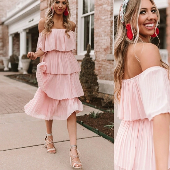 Dresses & Skirts - BEAUTIFUL Pleated Tiered Dress
